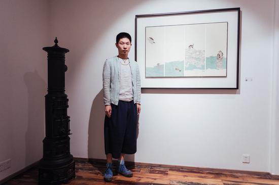 美女画家胡箫桐将不同时空和维度的元素重新凝聚,创造了另一个疏离在