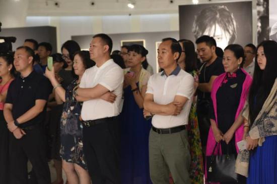 　　南岸区文化委主任李永文（前排左一）重庆市文化委副主任朱茂（前排左二）南岸区副区长吕轶（前排左三）