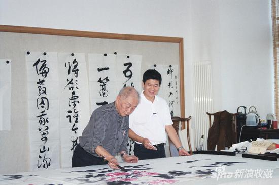 许化迟(右)与黄永玉在竹箫斋
