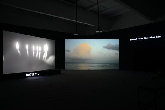 　　蒋志，看与知，或命运之爱，2016，黑白高清录像，彩色高清录像，LED电子屏，音乐，Part A：35‘，Part B：31’17“，音乐：45',图片由艺术家及魔金石空间提供