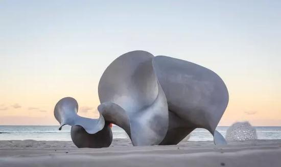 Benjamin Storch， Undulation， Sculpture by the Sea， Cottesloe 2016。 Photo