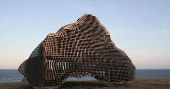 Sui Jianguo， dream stone （2010）， Sculpture by the Sea， Bondi 2012。 Photo Howard Jones