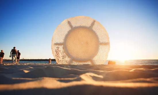 Britt Mikkelsen， ocean lace， Sculpture by the Sea， Cottesloe 2015。 Photo Jarrad Seng