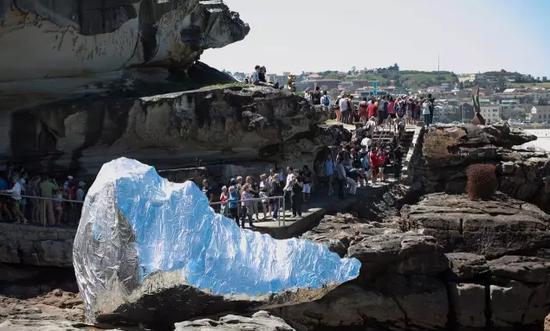 Christophe Domergue， erindanus， Sculpture by the Sea， Bondi 2012。 Photo Catherine McElhone