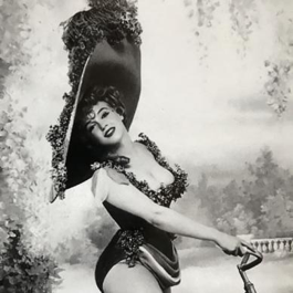 美国时尚摄影大师Richard avedon 理查德·阿维顿拍摄的梦露扮演美国著名演员、歌手Lillian Russell骑车照
