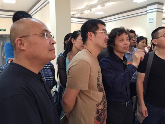 著名画家、江苏省美术家协会副主席陆庆龙在展览现场与参展画家交流