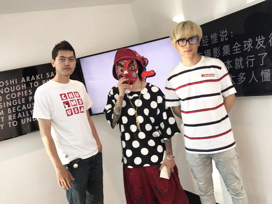 合影左起:赞助人法瑞克 艺术家TenGuSan 策展人 王将