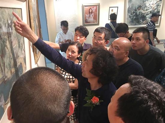 著名画家、江苏省美术家协会副主席陆庆龙在展览现场与参展画家交流