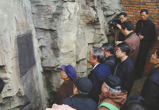 2007年3月24日，来自文物部门的专家对何君阁道碑进行现场考证，他们认为这就是历史上失踪多年的何君阁道碑无疑