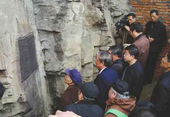 2007年3月24日,来自文物部门的专家对何君阁道碑进行现场考证,他们认为这就是历史上失踪多年的何君阁道碑无疑