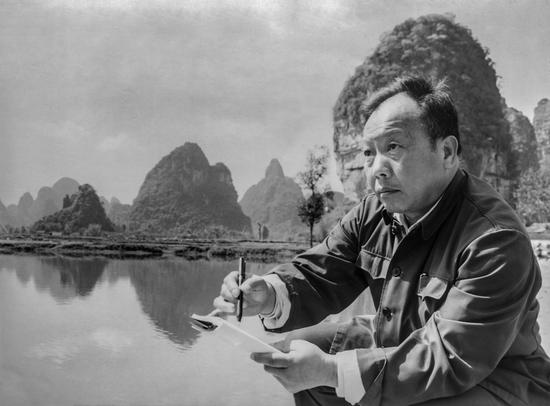 1970年代，宗其香在漓江上写生。