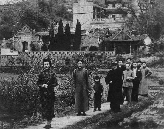 　　1945年，与徐悲鸿等人在重庆中国美术学院（重庆磐溪石家花园）。左起：廖静文、徐悲鸿、张葳（张安治长女）、周千秋、佚名、佚名、张安治、张苏予、佚名、宗其香。