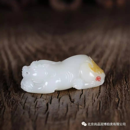 02173唐奇伟  和田玉籽料福兽　规格：5.9×2.7×2.1cm　重量：51g　白度：近一级　脂份：高　密度：极好　款识：唐　起拍价：无底价　附艺术家证书       