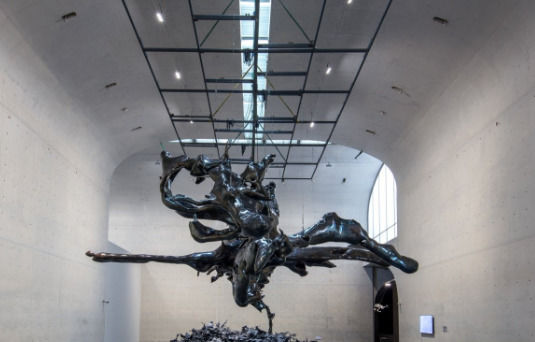 展望,《隐形》,不锈钢敲制3D打印雕塑、喷火枪烤色,2017。图片:龙美术馆