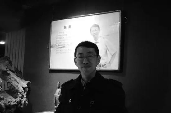 吴 勇 江苏常州人。江苏省书法家协会理事，江苏省青年书法家协会副主席，江苏省直书法家协会副主席，南京市青年书法家协会主席，江苏省华侨书画院副秘书长。现任南京林业大学化工学院党委书记，书法专任教师，南京林业大学教职工书法协会会长，南京林业大学书法协会名誉会长、指导教师，兰亭会书法导师。