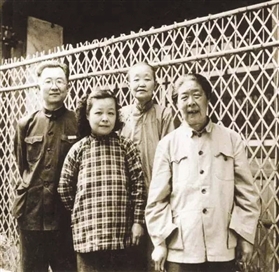 启功上世纪50年代与家人的合影（从左至右：启功、启功的夫人、启功的母亲、启功的姑母）