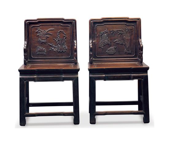 041 清?红木深浮雕人物椅一对 清代红木深浮雕人物椅一对，选材讲究，做工细致，色泽深、质地密、纹理细，乃珍贵红木。 造型上浑厚庄重，体态丰硕，用料阔绰。外观色泽纹理一致，浮雕图案清晰。是清代红谷浮雕椅的典型作品。 Qing Dynasty， a pair of red wooden dark relief characters 53×41×92cm RMB： 100，000-120，000