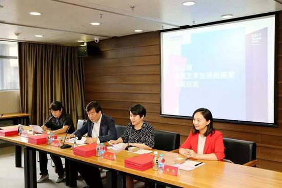 　　从左至右：中央美术学院学工部部长郭丽、中央美术学院党委书记高洪、宝甄网董事长谢蕾、联合创始人樊华