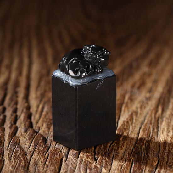 　　　万德旭  中国玉石雕刻名家

　　墨玉瑞兽印章

　　规格：4.6×2.4×1.9cm

　　重量：58g

　　白度：墨玉

　　脂份：高

　　密度：好

　　款识：卓、誉

　　起拍价：无底价