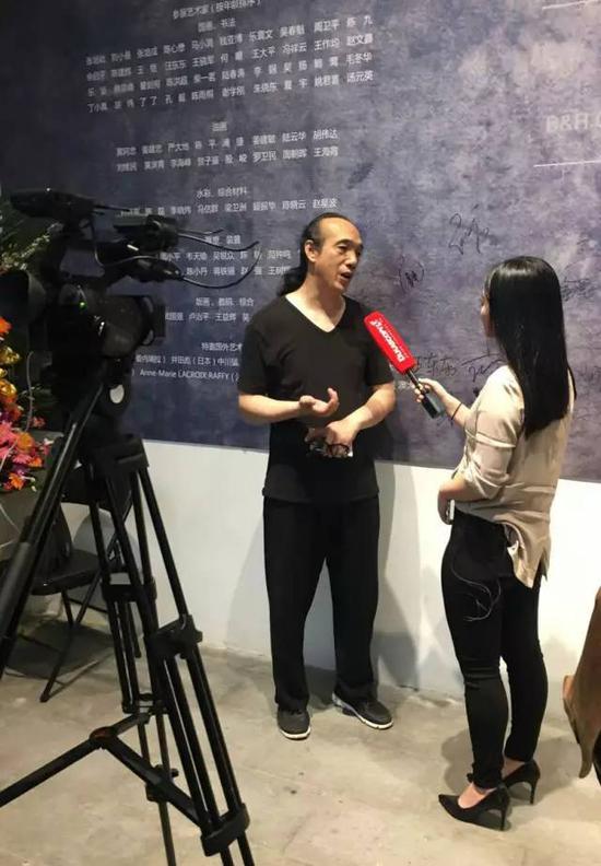 参展艺术家 、本次展览出品人及总策划之一、上海梧桐美术馆馆长林依峰先生接受媒体采访