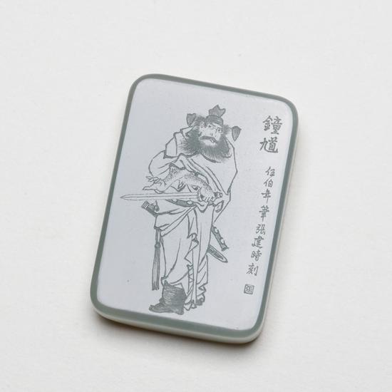 　　02041张建时  中国玉石雕刻名家

　　沙枣青籽料钟馗

　　规格：4.9×3.4×1.0cm

　　重量：47g

　　白度：沙枣青

　　脂份：高

　　密度：好

　　款识：张

　　起拍价：无底价