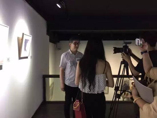 参展艺术家 、本次展览总策划之一汪东东先生接受媒体采访