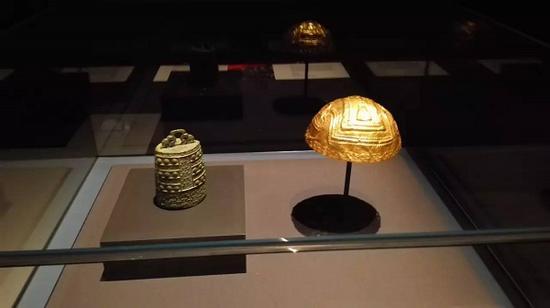 春秋青铜镈和哥伦比亚金盔