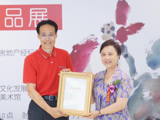 北京视觉经典美术馆馆长吴华女士为张志国先生颁发展览证书