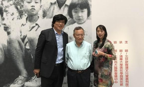 艺术家张郎郎（中）与北京秋醒楼文化发展有限公司总经理马冰（左）和嘉宾在开幕现场