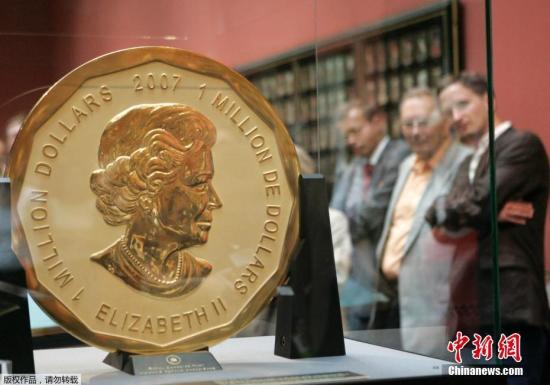 　　资料图：被盗金币由加拿大皇家铸币厂于2007年铸造，因其999.99纯金而被列入吉尼斯世界纪录大全。硬币直径53厘米、厚3厘米，一面印有英女王伊丽莎白二世的头像，另一面则是枫叶图案。