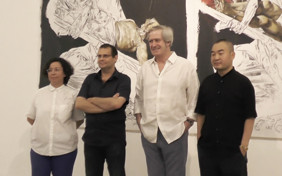 左起:策展人苏珊娜·桑斯、艺术家桑迪亚哥·达涅兹、西班牙驻华大使曼努埃尔·瓦伦西亚、白盒子艺术馆馆长孙永增