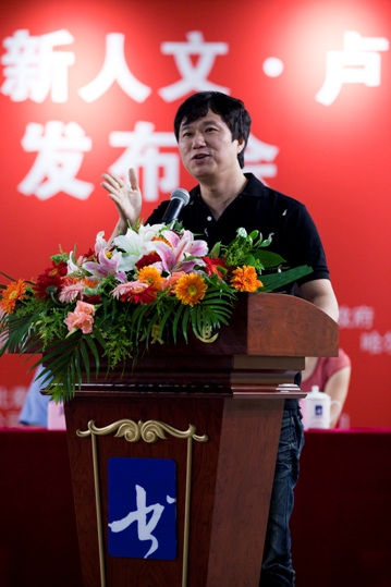 图为：周艺文在发表演讲