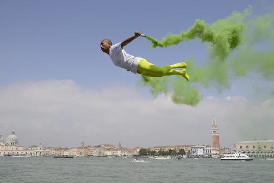 李暐《飞在威尼斯》；行为图片；155x232cm；2013