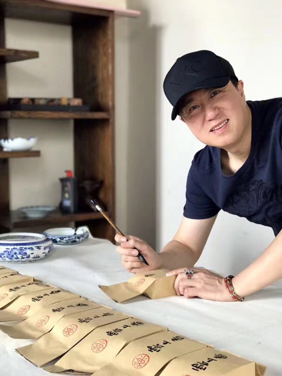 图为：童话作家周艺文