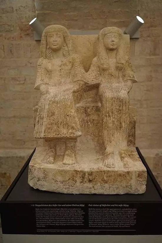 男子奈弗霍尔与妻子双人像  新王朝时期，第十九或第二十王朝，公元前1292-前1070年 柏林埃及博物馆及莎草纸文稿收藏馆藏