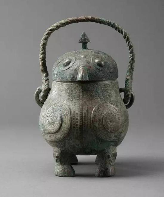 “戈”鸮卣  商代晚期（公元前13世纪-前11世纪） 上海博物馆藏