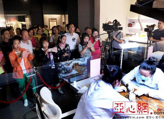 观众在展览现场参观文物修复 首席记者 张万德 摄