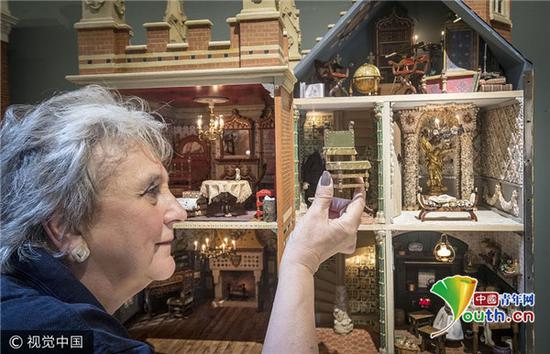 英国艺术家打造袖珍玩偶屋 屋内摆设一应俱全