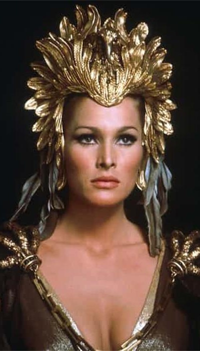 1965年,汉默电影公司 (HAMMER FILMS)拍摄了电影版的《她》,乌苏拉·安德斯(Ursula Andress)在影片中饰演艾莎