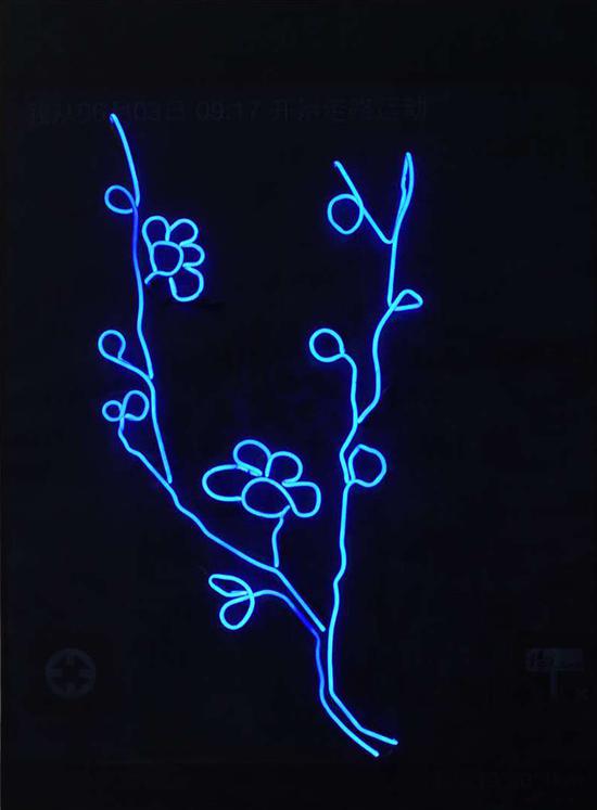 梅花 No.1,霓虹灯、喷绘和综合材料于帆布,110x150x15cm,2014
