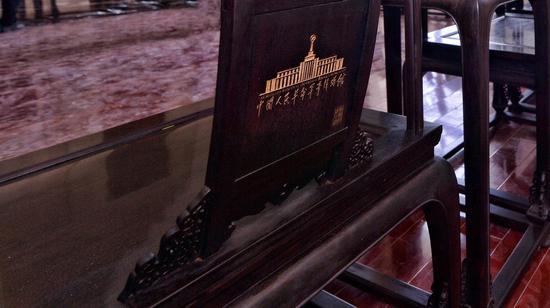 太和木作为庆祝建军90周年向中国人民革命军事博物馆捐赠专属定制精品紫檀皇宫椅