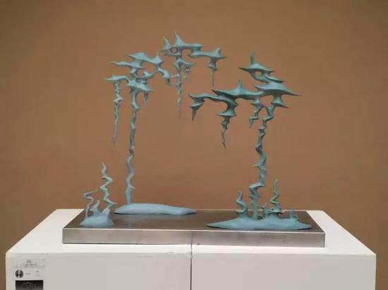 张艺婉 (中国)
陕西省雕塑院
提名作品:《潋滟》
材质:青铜
尺寸:120cm×40cm×60cm