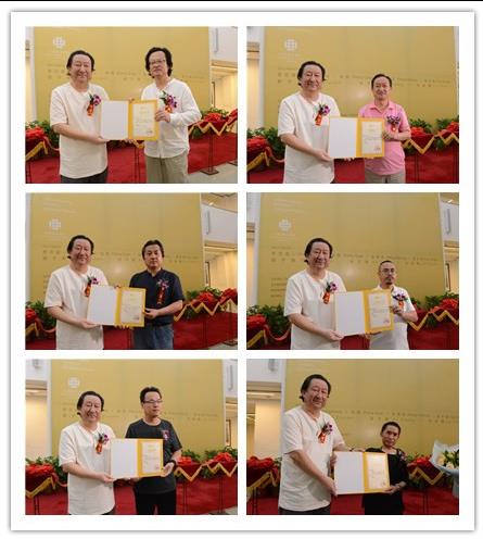 杨晓阳为青海美术家颁发参展证书