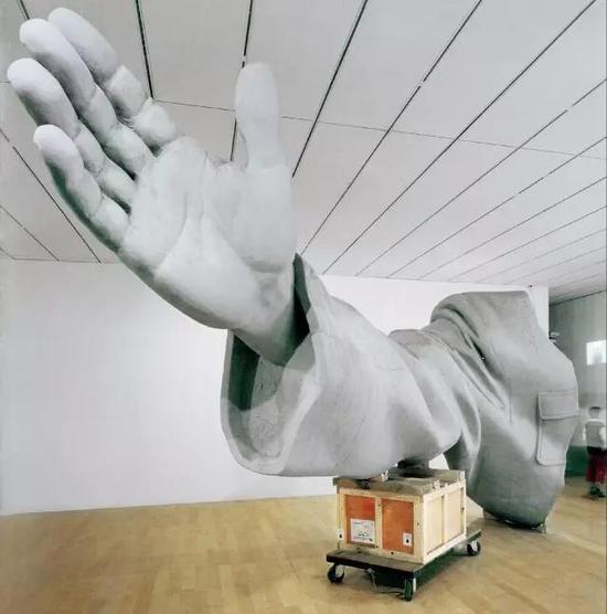 隋建国 《衣纹研究——右手》 258×225×735cm 玻璃钢 2003
2017年北京保利春拍“尤伦斯男爵藏中国艺术品专场 成交价:103.5万元