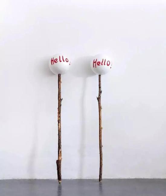 杨心广 《Hello》 180×30 cm ; 175×30 cm 木头、聚苯乙烯球 2012
2017年北京保利春拍“尤伦斯男爵藏中国艺术品专场
成交价13.8万元