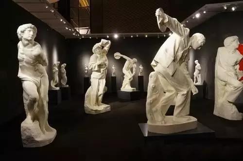 隋建国 《衣纹研究系列 》 85×68×216cm;83×63×232cm;30×38×117cm;25×27×67cm;31×21×75cm;37×49×111cm;97×75×175cm 石膏;86×59×213cm;61×96×233cm;37×48×115cm;25×26×64cm;33×24×71cm;36×49×110cm;56×85×165cm 铜雕 1998
2013年佳士得(上海)秋拍《衣纹研究系列》以1198.25万创造艺术家个人成交最高纪录