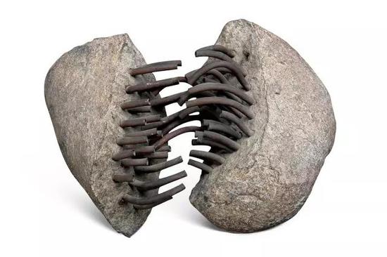 隋建国 《结构18#》43×25×22cm 辉绿岩,红铜 1995
2016年华艺国际(广东)秋拍成交价43.7万元