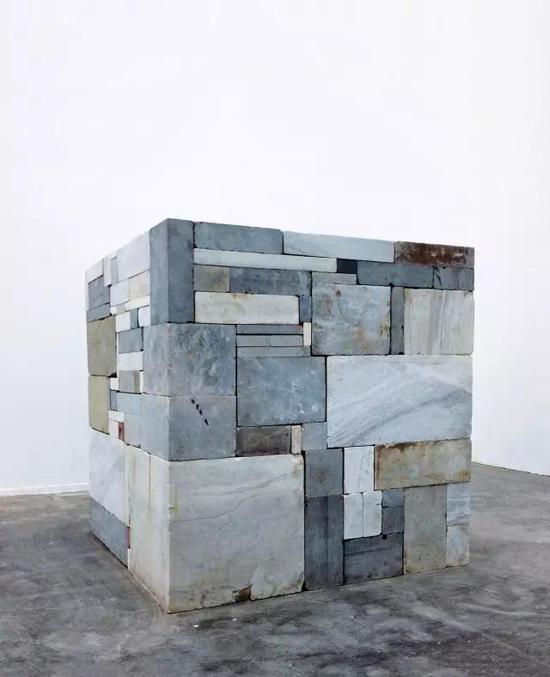 赵赵《重复》150×150×150cm 白色大理石、石灰色石2012
2017年北京保利春拍“尤伦斯男爵藏中国艺术品专场”
成交价46万元
