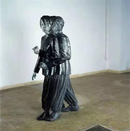 向京 《全黑的瞬间》110×46×170cm 玻璃钢着色 2005
2017北京保利十二周年春季拍卖会成交价172.50万元