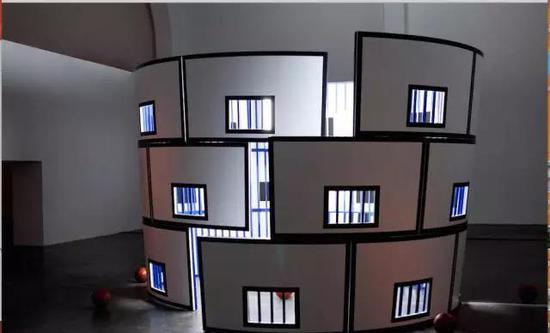 汪建伟 《边沁之圆》 300×640×640cm 木头、铁、灯 2011
2017年北京保利春拍“尤伦斯男爵藏中国艺术品专场” 作品